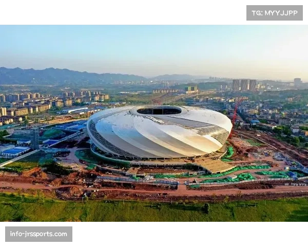 重庆龙兴足球场完成草皮更换：中超新主场迎接历史性首秀的筹备历程