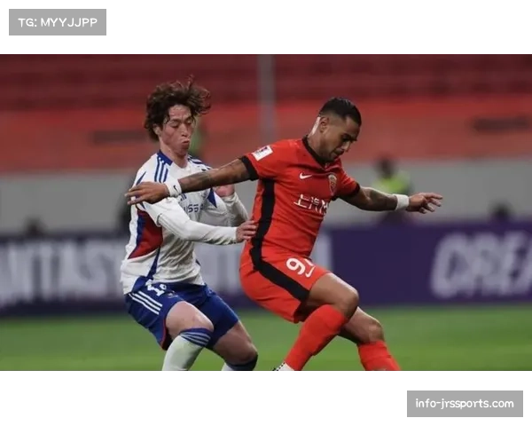 比赛因球迷向场内投掷物品中断十分钟，主裁判警告将取消比赛